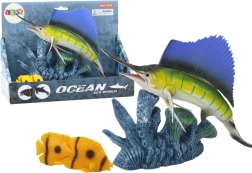 Kardžuvės figūrėlė ant koralinio rifo su žuvytėmis