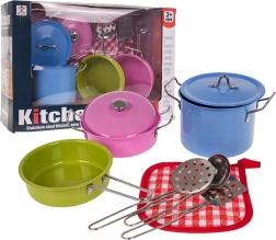 Spalvoti metaliniai puodai ir virtuvės reikmenys