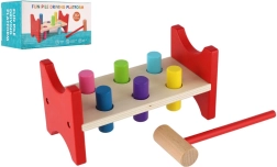 Medinis kaladėlių kalimas su plaktuku motorikai lavinti