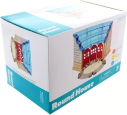 Maxim depas su besisukančiu stalu trims lokomotyvoms