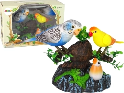 Dainuojantys judantys papūgai ant spalvoto medelio