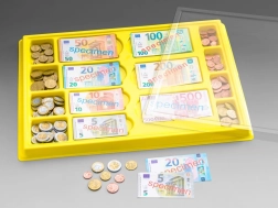 Plastikinė kasos dėžutė su eurų banknotais ir monetomis