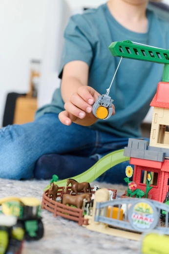 Veikiantis kranas su skriemuliu kroviniams kelti