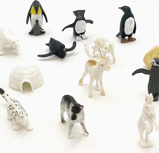 Realistic polar animal figures