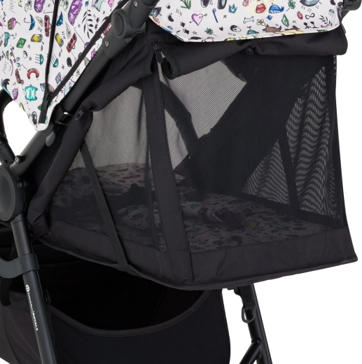 Practical accessories included: bag, footmuff and large basket