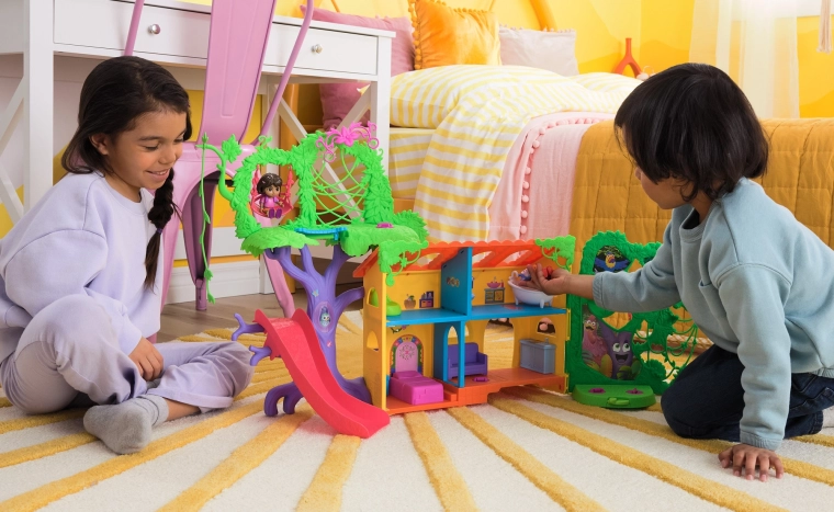 Didelis daugiapakopis namas, kupinas nuotykių