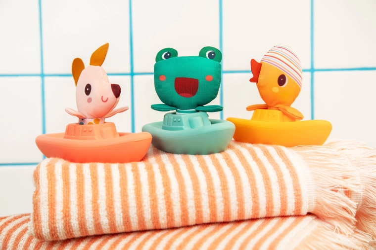Lilliputiens bath boat with Nina the mouse
