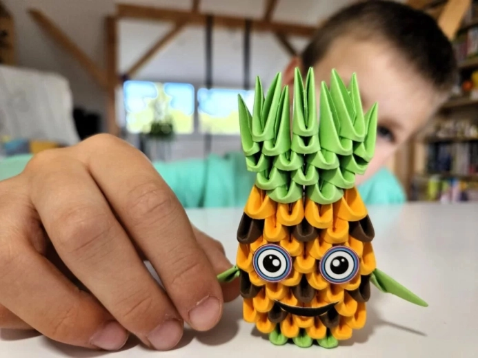 Cheerful pineapple-shaped decoration