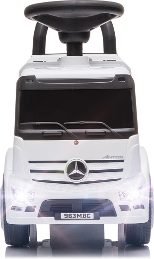 Licencijuotas Mercedes-Benz dizainas ir realistiškos detalės