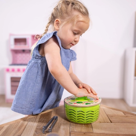 Spinner with a spinning mechanism