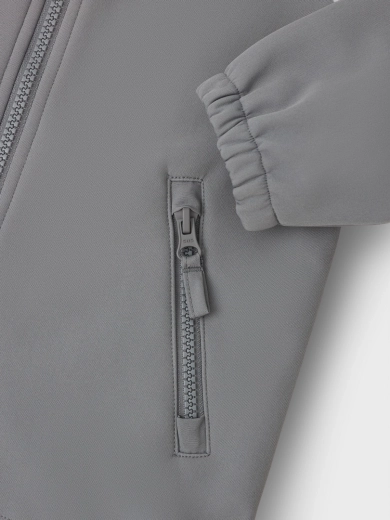 Patvarus softshell su dėmesiu detalėms