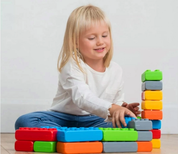 Didelės ir lengvos kaladėlės mažoms rankoms