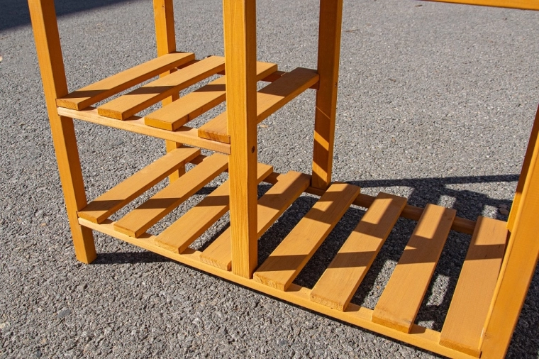 Erdvios atviros lentynos ir kabliukai