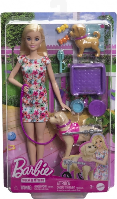 Barbie su šuniuku vežimėlyje