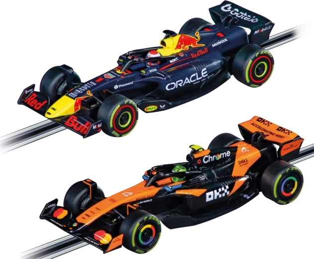Du F1 automobiliai lenktynėms dviese