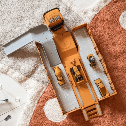 Išskleidžiamas TIR su stovėjimo aikštele ir stabilizatoriais