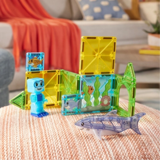 Magnetic pieces for 2D and 3D building