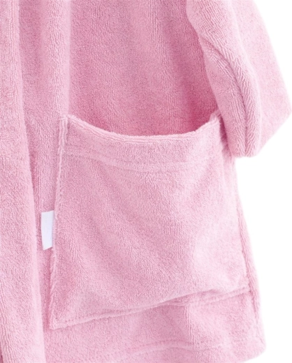 Practical design: sewn-in belt and deep pocket