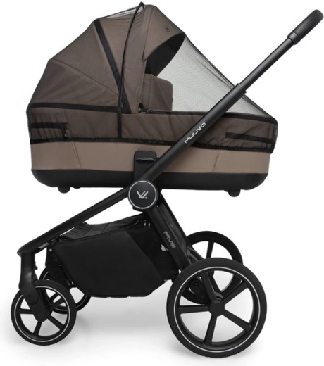 Spacious carrycot with EPP base and ventilation