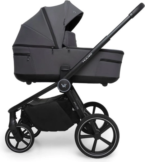 Spacious carrycot with ventilation and EPP base