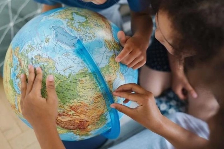 3D reljefas ir išsamūs lietuviški užrašai