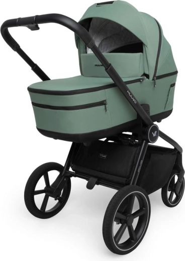 Spacious carrycot with insulation and ventilation