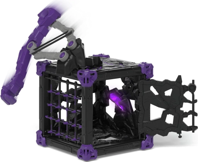 Fist weapon for defending the crystal