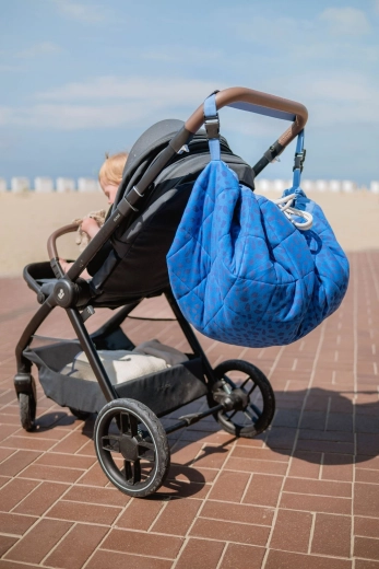 For travel and for the stroller thanks to the shoulder strap