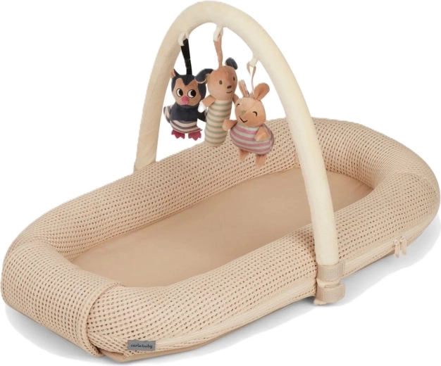 Carlo Baby lizdelis su žaislų lankeliu, smėlio spalvos