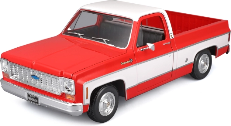 Maisto 1974 Chevrolet C10 Cheyenne Super 1:18 raudonai–baltas pikapo modelis