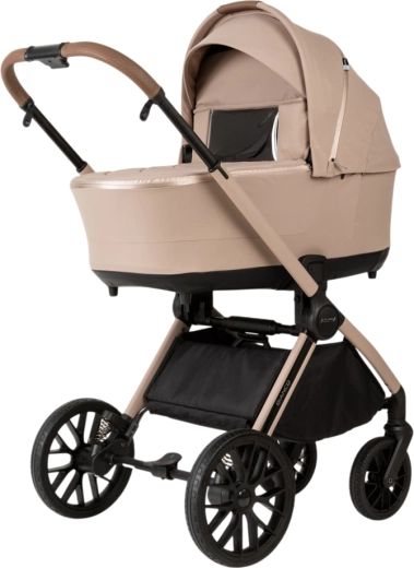 Carrycot with ventilation and sun visor