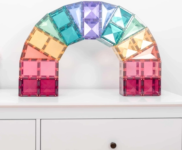 Pastelinės spalvos ir permatomas dizainas