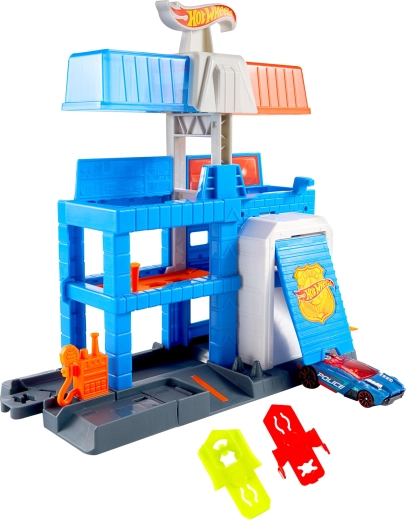 Trys aukštai, pilni veiksmo ir greitų išvažiavimų