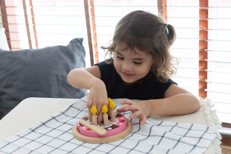 Decorating with candles supports creativity
