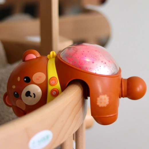 Easy attachment to the crib
