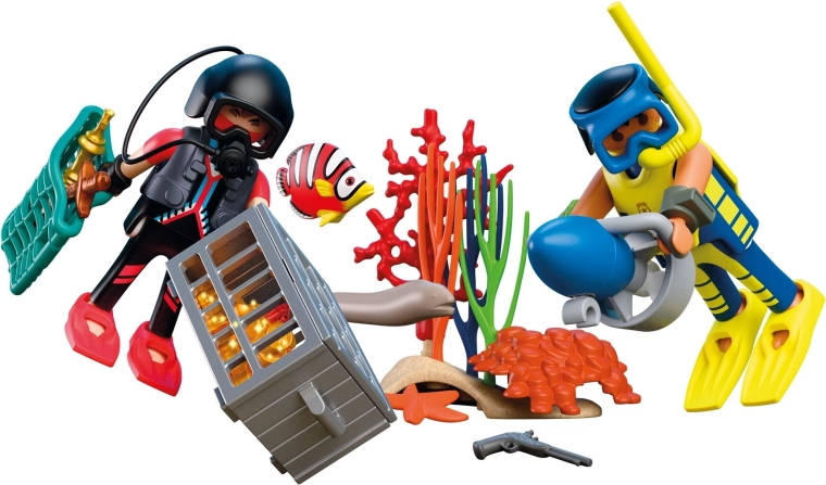 Two figures and detailed accessories