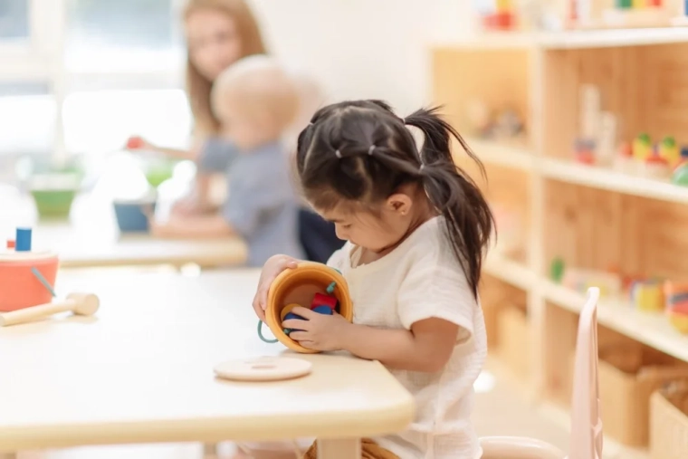 Lid and handle for independent play