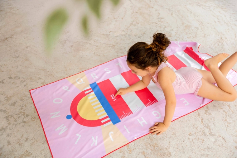 Quut kids towel and play mat lighthouse red 140 × 70 cm