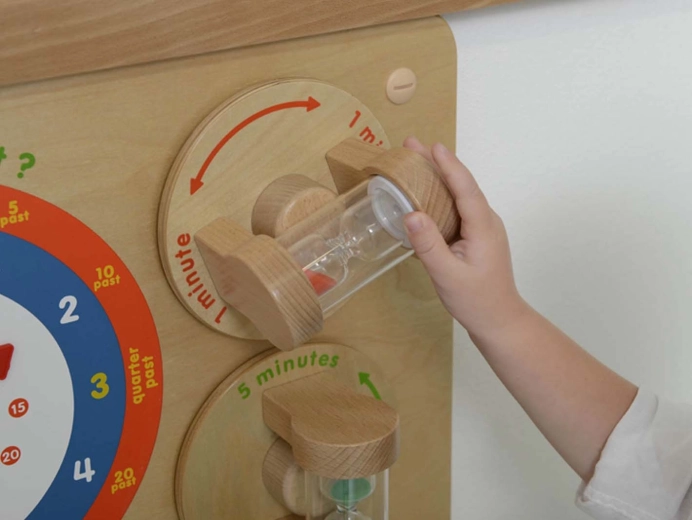 1 ir 5 minučių smėlio kolbos laiko trukmei suvokti