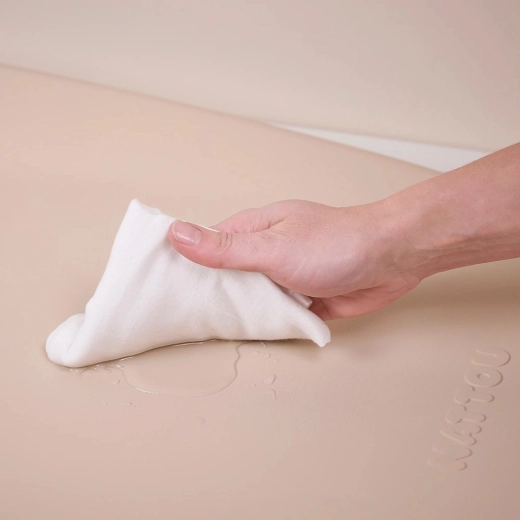 Easy cleaning and durable surface