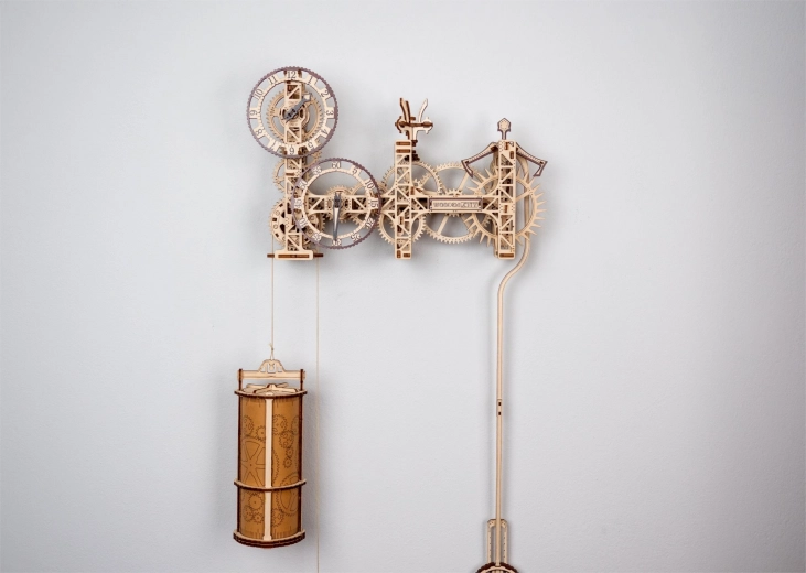 Veikiantis mechaninis laikrodis su švytuokle