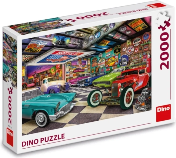 Retro garažas, pilnas senovinių automobilių