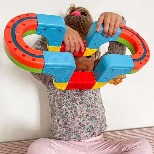 Easy assembly for little builders