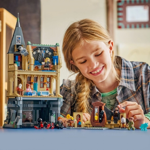 7 minifigūrėlės ir daugybė priedų