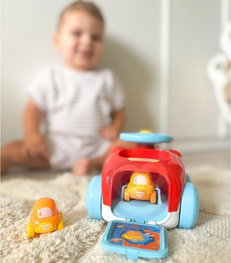 2 mini automobiliukai paslėpti viduje