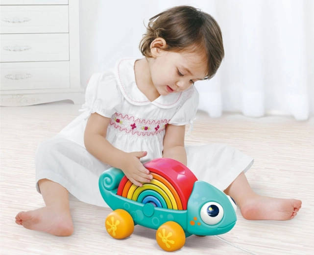 Pull-along chameleon on wheels