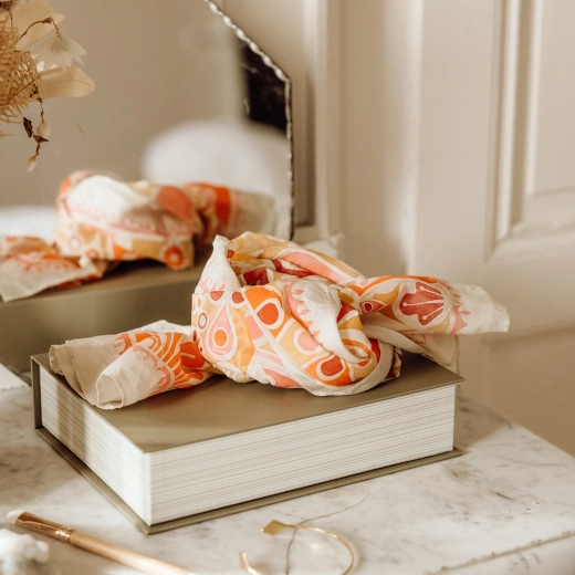 Lengvas šalikas su elegantišku motyvu