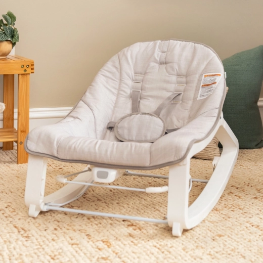 3-in-1: rocking, vibrations, and a stationary seat
