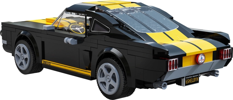 Atidaromas variklio dangtis ir V8 variklio detalės