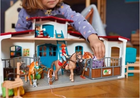 Three horses and movable figures